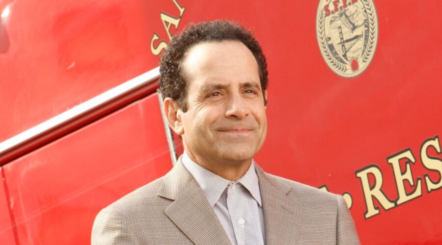 “Monk”, Tony Shalhoub in una scena della serie tv. Credits: Rti Mediaset.