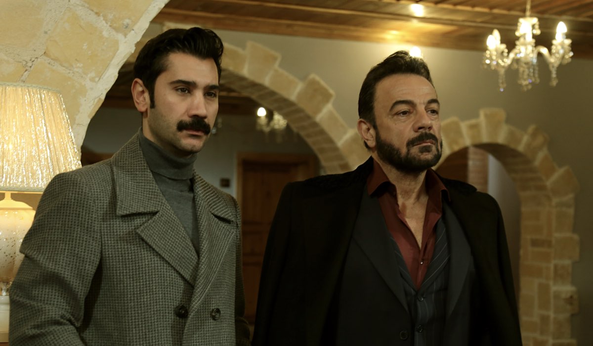 Da sinistra: Ugur Günes (Yilmaz) e Kerem Alisik (Fekeli) in una scena di 