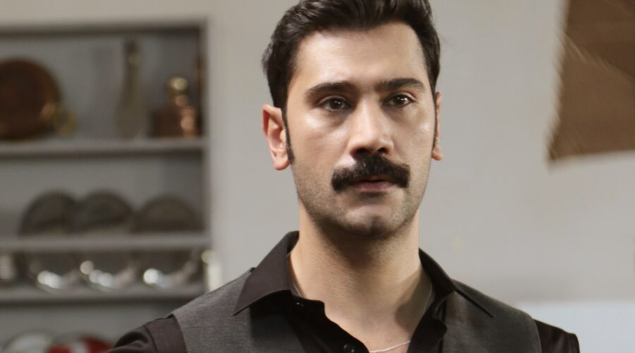 Ugur Günes (Yilmaz) in una scena di