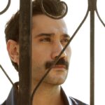 Ugur Günes (Yilmaz) in una scena di 
