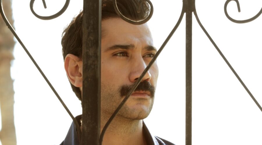 Ugur Günes (Yilmaz) in una scena di 