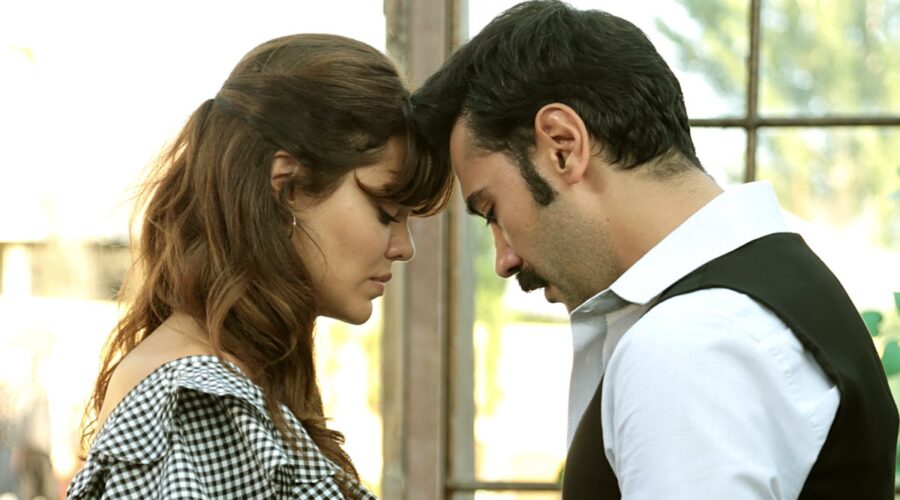 Da sinistra: Hilal Altinbilek (Züleyha) e Ugur Günes (Yilmaz) in una scena di 