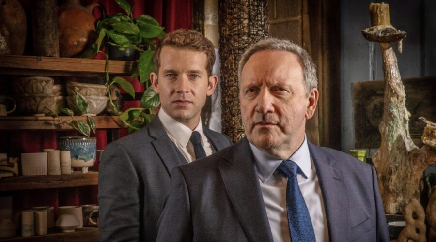 Da sinistra: Nick Hendrix e Neil Dudgeon in un'immagine della stagione 24 de “L'ispettore Barnaby”. Credits: Bentley Productions/Giallo.