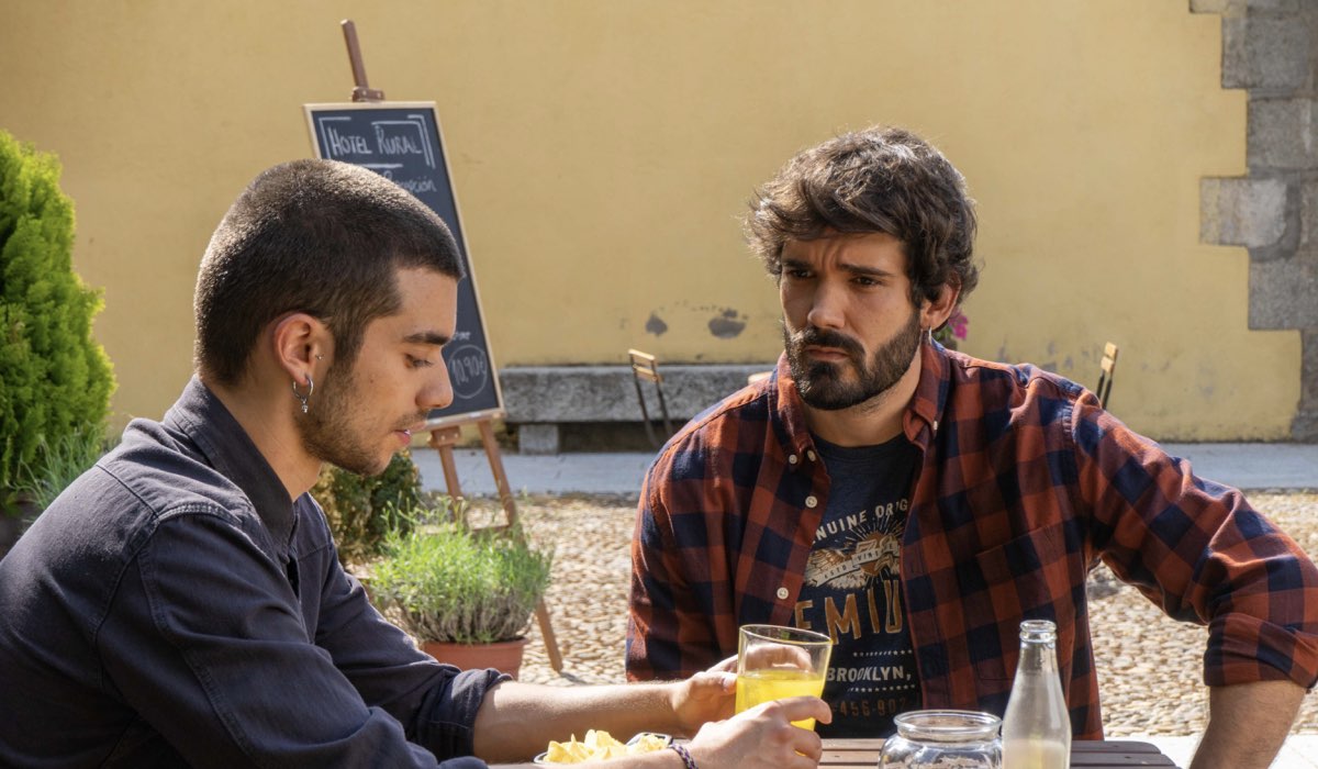 Da sinistra: Álex Mola (Erik Noguera) e Oliver Ruano (Tirso Noguera) in una scena di “Un altro domani”. Credits: Mediaset
