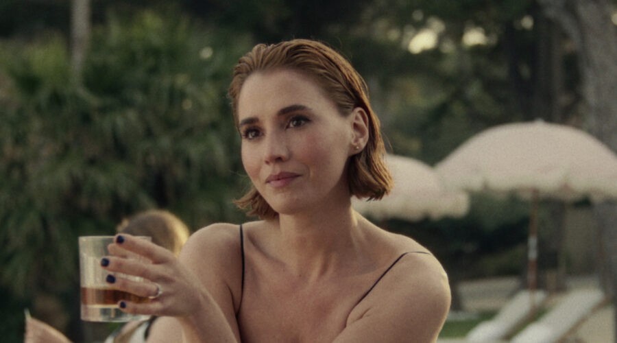 Anna Barton (Charlie Murphy) In Ossessione Credits Netflix