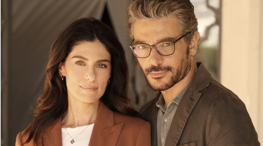 Da sinistra: Anna Valle (Emma Conti) e Giuseppe Zeno (Enrico Leoni) in un posato per 