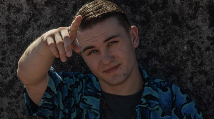 Artem (Pino) in una scena di