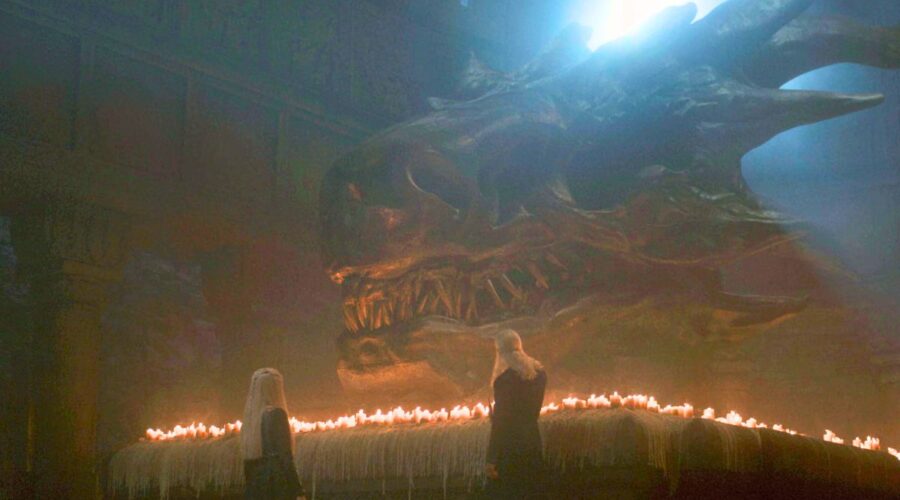 Balerion il Terrore nero, uno dei draghi di Aegon il Conquistatore, qui il teschio apparso in una scena di “House of the Dragon”. Credits: Cattura schermo/Hbo/Sky.