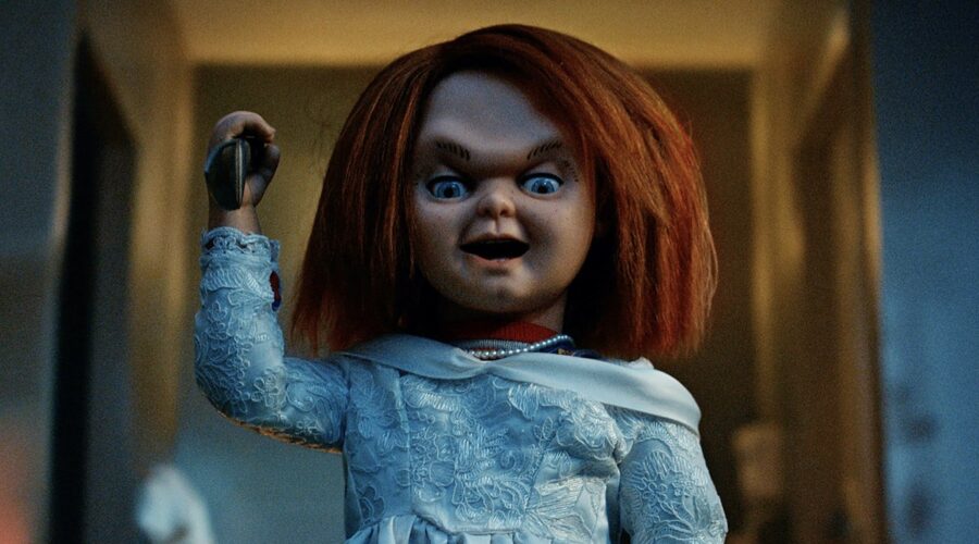 La bambola assassina in una scena della seconda stagione di “Chucky”. Credits: Mediaset/Universal.