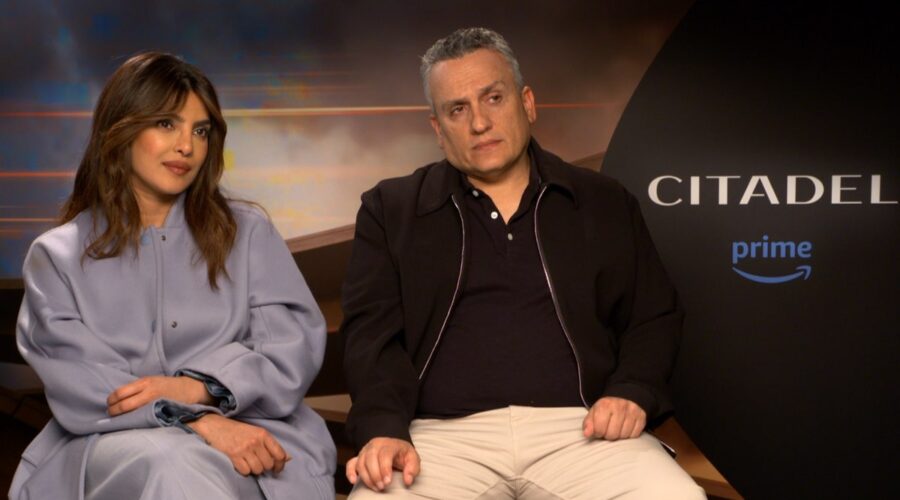 Da sinistra: Priyanka Chopra Jonas e Joe Russo intervistati per “Citadel”. Credits: Tvserial.it.