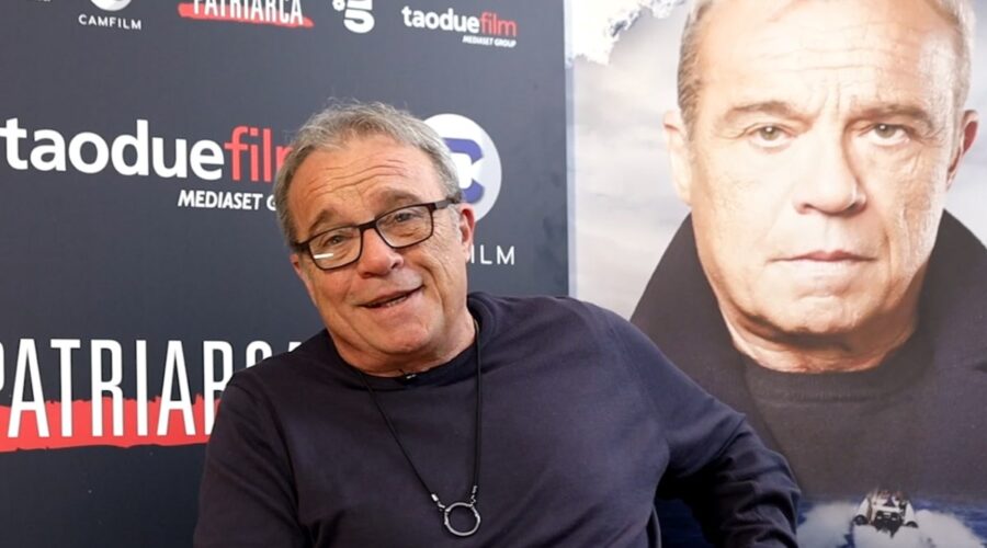 Claudio Amendola nell'intervista per “Il Patriarca”. Credits: Cattura schermo/Tvserial.it.