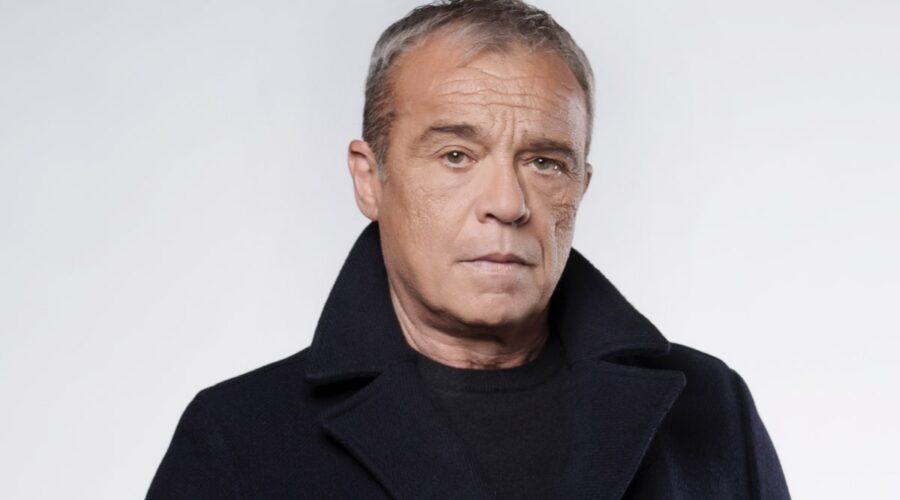 Claudio Amendola (Nemo Bandera) in un posato per