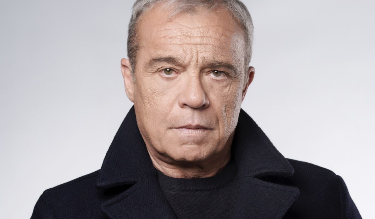 Claudio Amendola (Nemo Bandera) in un posato per