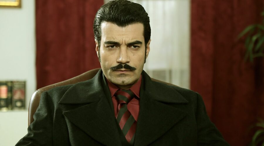 Murat Ünalmis (Demir) in una scena di