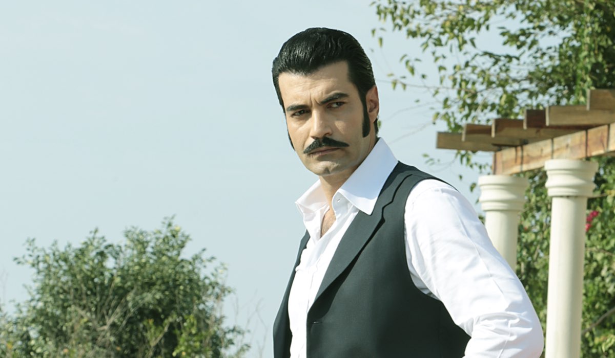 Murat Ünalmis (Demir) in una scena di