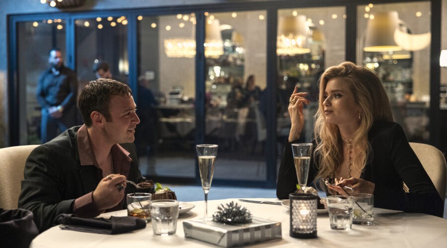 Emory Cohen ed Abbey Lee In Una Scena Di