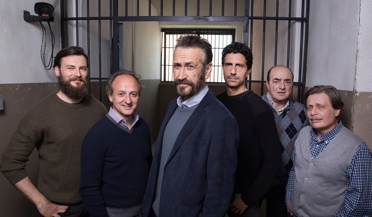 Da sinistra: Ernesto D'Argenio, Christian Ginepro, Marco Giallini, Alberto Lo Porto, Gino Nardella e Massimiliano Caprara in un posato di 