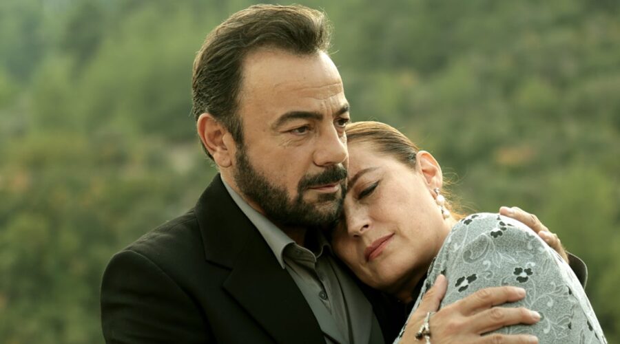 Da sinistra: Kerem Alisik (Fekeli) e : Vahide Perçin (Hünkar) in una scena di 