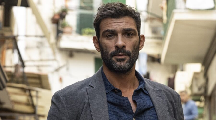 Francesco Arca (Alessandro Scudieri) in un posato per 