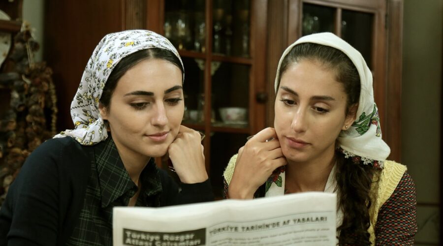 Da sinistra: Selim Genc (Gulten) e Polen Emre (Fadik) in una scena di