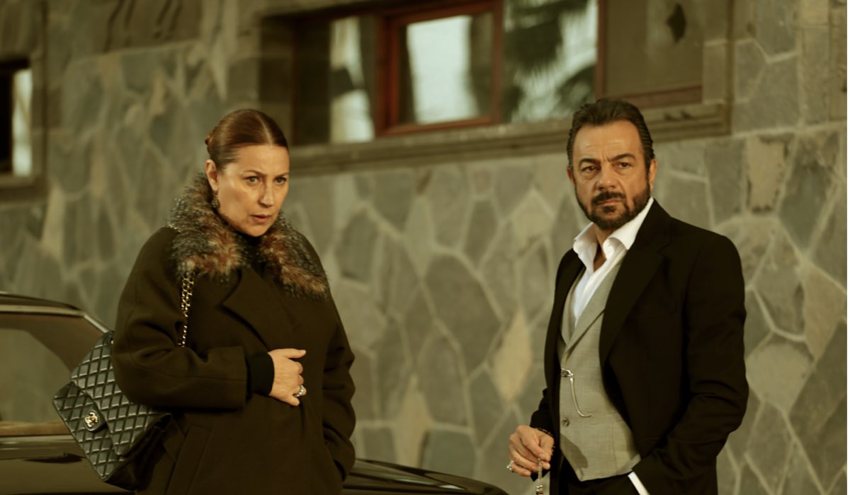 Da sinistra: Vahide Perçin (Hünkar) e Kerem Alisik (Fekeli) in una scena di 