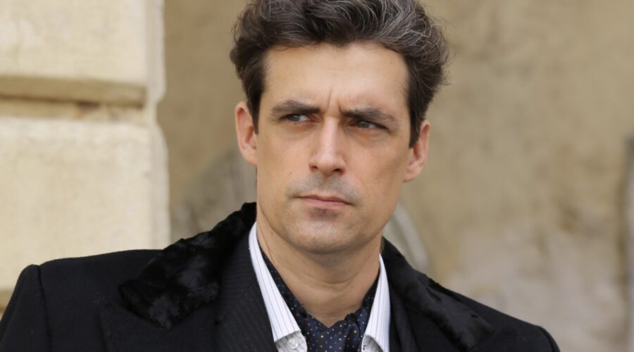 Flavio Parenti (Tancredi Di Sant'Erasmo) in un posato per 