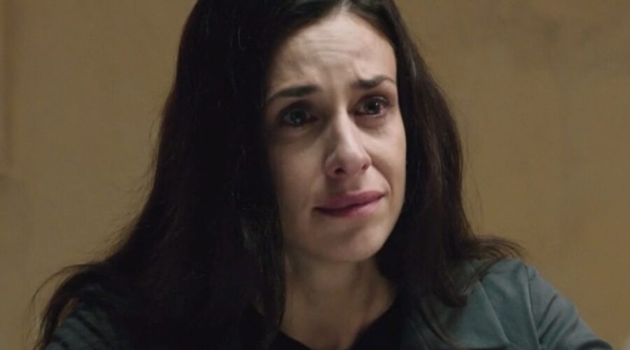 Lara Komar (Gloria Moreau) in una scena della puntata 2 de