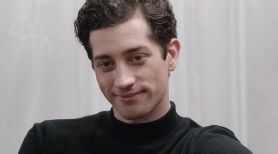 Moisè Curia (Marco Di Sant'Erasmo) in una scena della puntata 2 de 