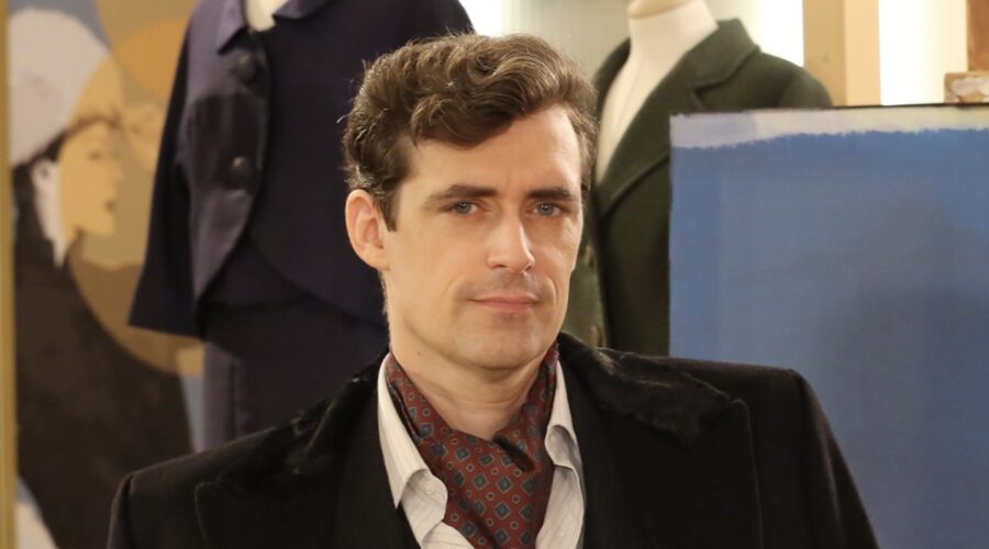 Flavio Parenti (Tancredi Di Sant'Erasmo) in un posato per 