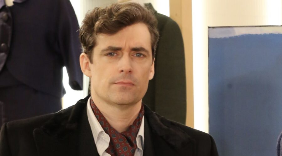 Flavio Parenti (Tancredi Di Sant'Erasmo) in un posato per