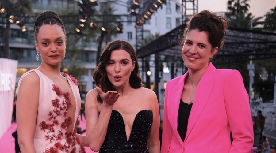 Da sinistra: Britne Oldford, Rachel Weisz e Alice Birch sul pink carpet di “Canneseries 2023” per “Inseparabili”. Credits: Olivier Vigerie/Canneseries.
