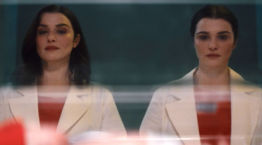 Rache Weisz nelle doppie vesti di Elliot e Beverly nella miniserie “Inseparabili”, dal 21 aprile su Prime Video. Credits: Amazon Studios.