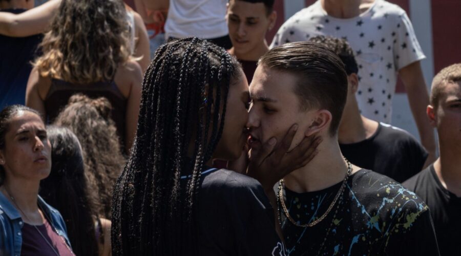 Da sinistra: Kyshan Claire Wilson (Kubra) e Artem (Pino) in una scena di