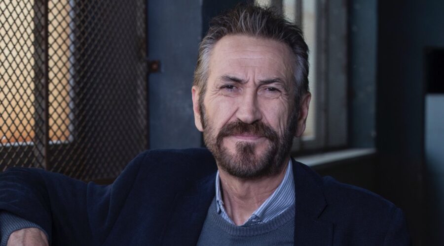 Marco Giallini interpreta Rocco in una scena di 