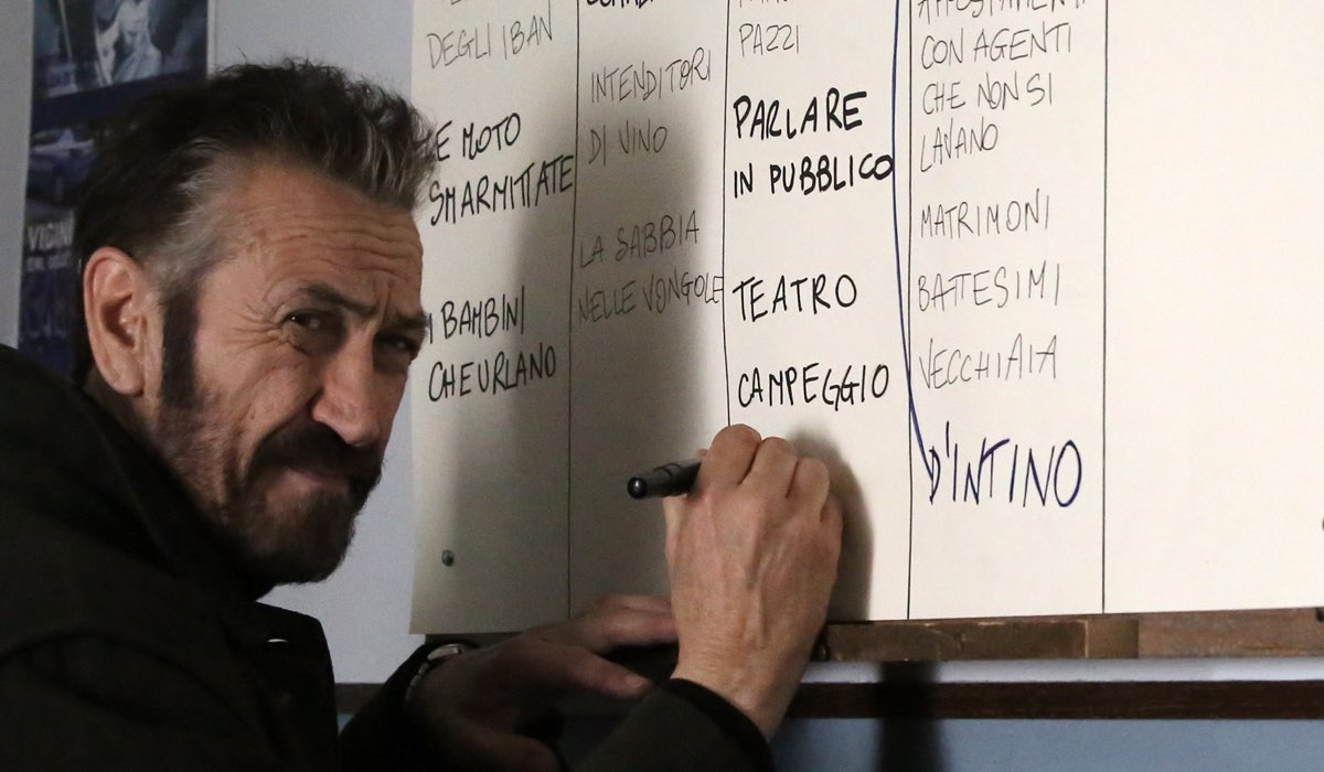 Marco Giallini (Rocco Schiavone) in una scena di