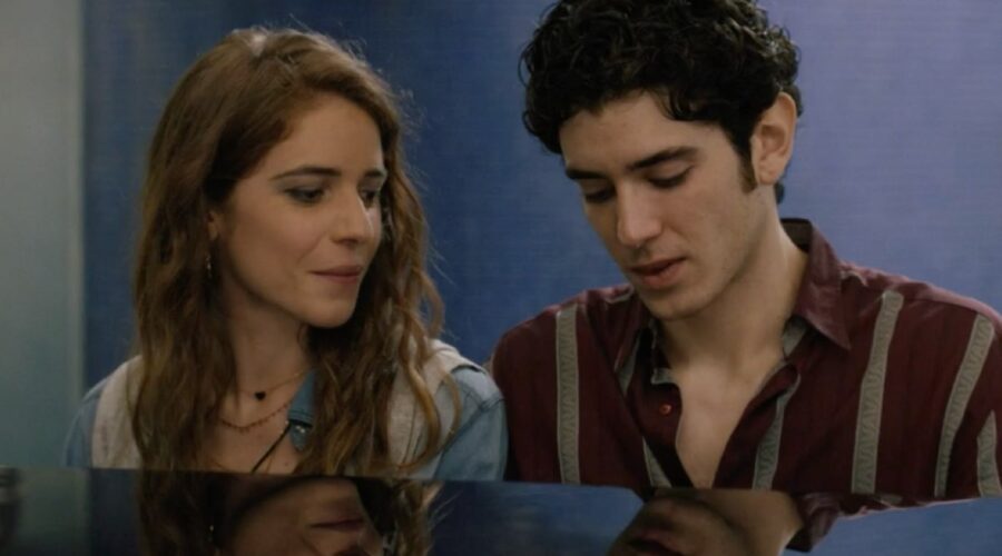 Screenshot di Valentina Romani (Naditza) e Nicolas Maupas (Filippo) nel finale di 