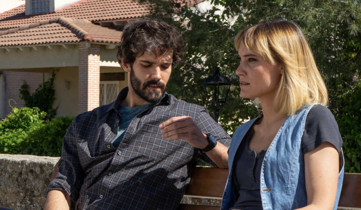 Da sinistra: Oliver Ruano (Tirso Noguera) e Mónica Miranda (Olga) in una scena di “Un altro domani”. Credits: Mediaset