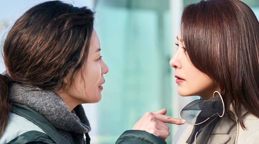 Moon Sori (interpreta Oh Kyung-sook) e Kim Hee-ae (Hwang Do-hee) in 