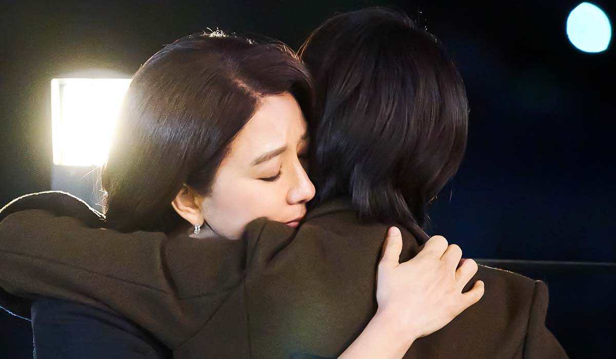Moon Sori (Oh Kyung-sook) e Kim Hee-ae (Hwang Do-hee) in una scena della serie tv 