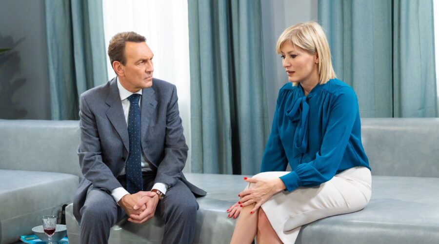 Roberto (Riccardo Polizzy Carbonelli) e Lara (Chiara Conti) in una scena di 