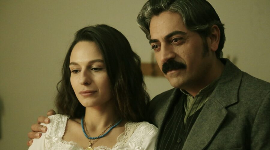 Da sinistra: Selin Yeninci (Saniye) Bülent Polat (Gaffur Taskin) in una scena di