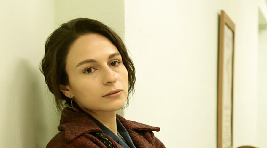 Selin Yeninci (Saniye) in una scena di