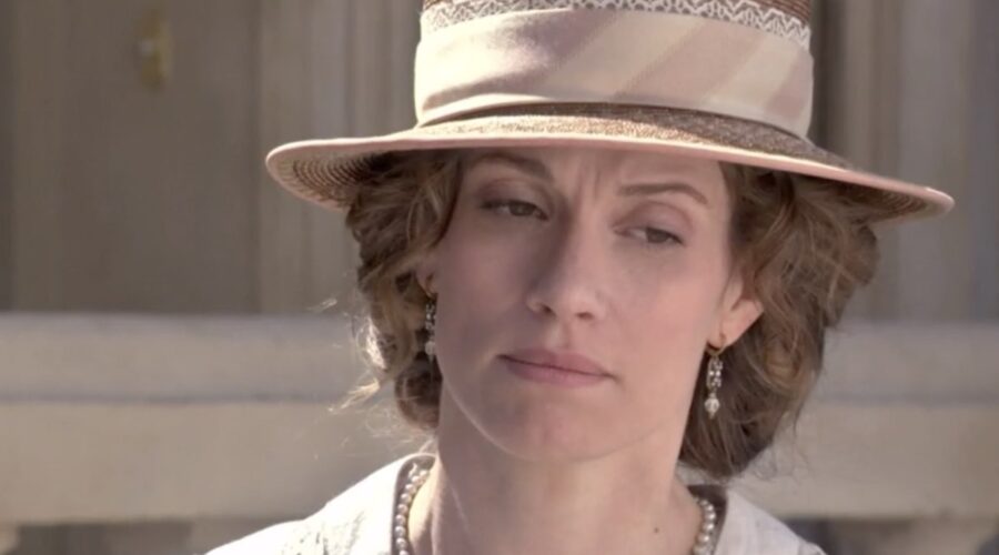 Mariona Tena (Blanca Silva Torrealba) in una scena della puntata 64 di 