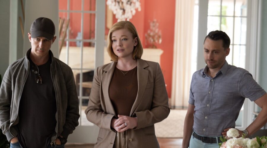 Da sinistra: Jeremy Strong, Sarah Snook e Kieran Culkin in una scena della quarta stagione di “Succession”. Credits: Hbo via Sky Italia.