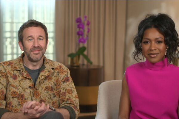 Da sinistra: i protagonisti di “The Big Door Prize” Chris O’Dowd e Gabrielle Dennis intervistati da Tvserial.it. Credits: Cattura schermo.