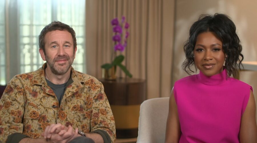 Da sinistra: i protagonisti di “The Big Door Prize” Chris O’Dowd e Gabrielle Dennis intervistati da Tvserial.it. Credits: Cattura schermo.