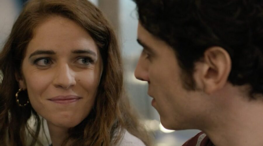 Screenshot di Valentina Romani (Naditza) e Nicolas Maupas (Filippo) nel finale di