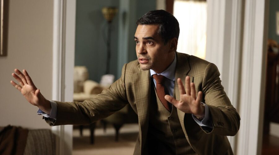Ramón Rodríguez in una scena della serie tv “Will Trent”. Credits: Disney+.