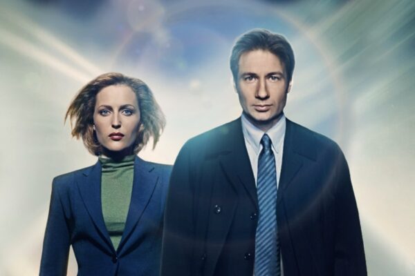 Da sinistra: Scully e Mulder in un'immagine di “X-Files”. Credits: Disney.
