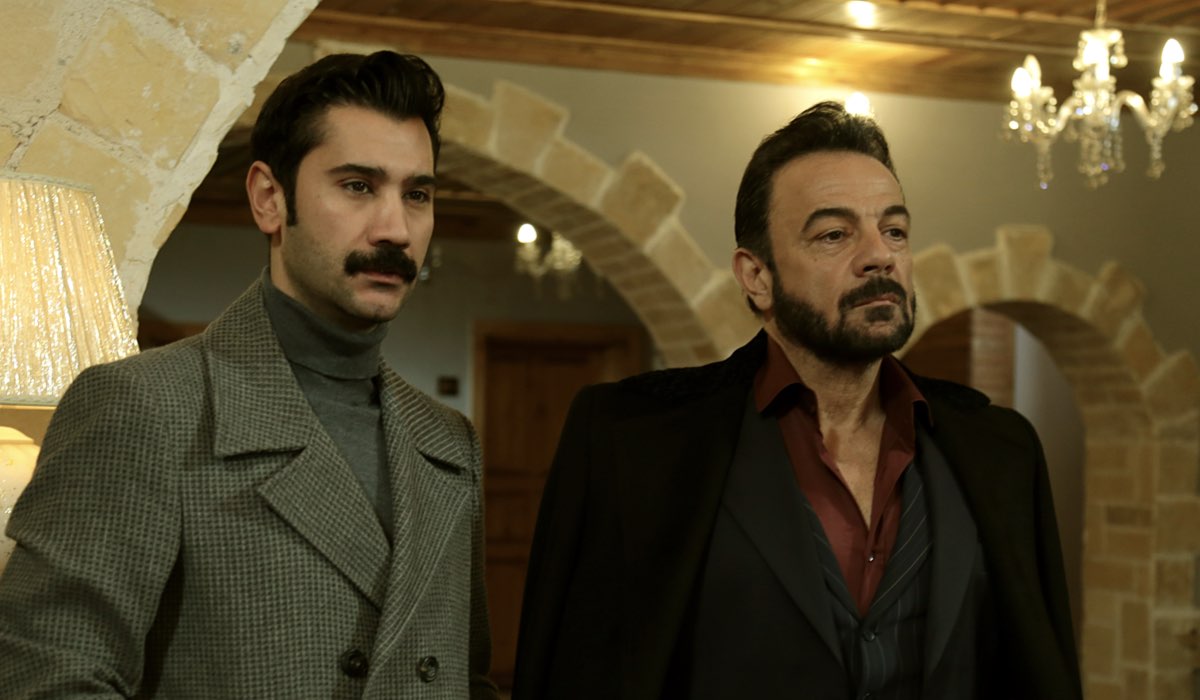 Da sinistra: Ugur Günes (Yilmaz) e Kerem Alisik (Fekeli) in una scena di 